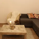 Pindeck Apartment *